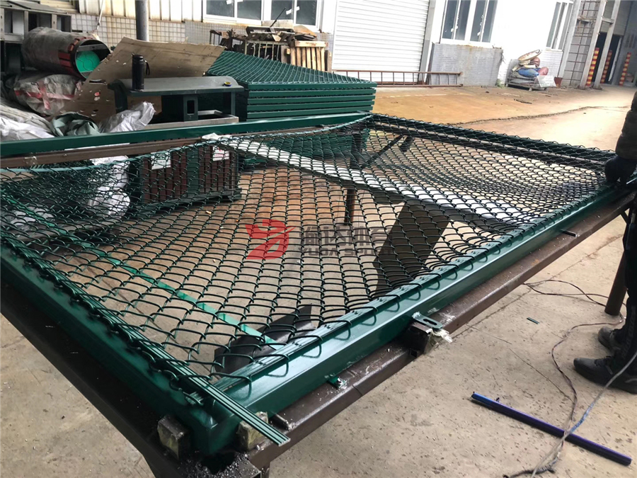 1591601921139552.jpg 組合式圍網生產車間-(2).jpg